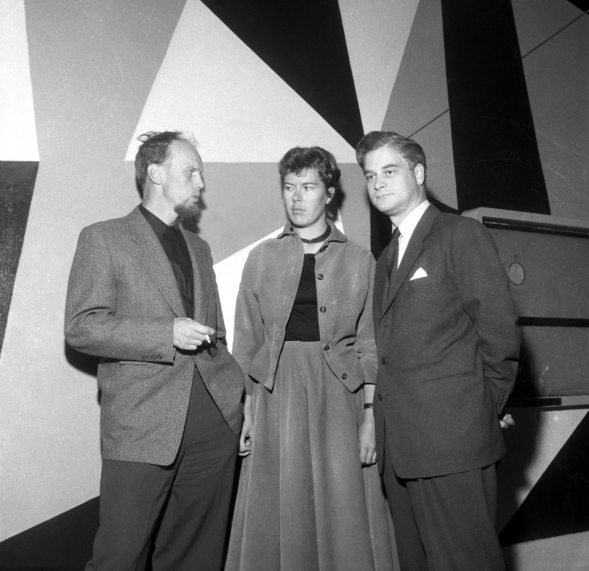 Carl Nesjar og hans kone kunstneren Inger Sitter sammen med arkitekt Kjell Caspar Voss i forbindelse med deres arbeide med ny utsmykning av Sentrum kino, Oslo 6. august 1956.