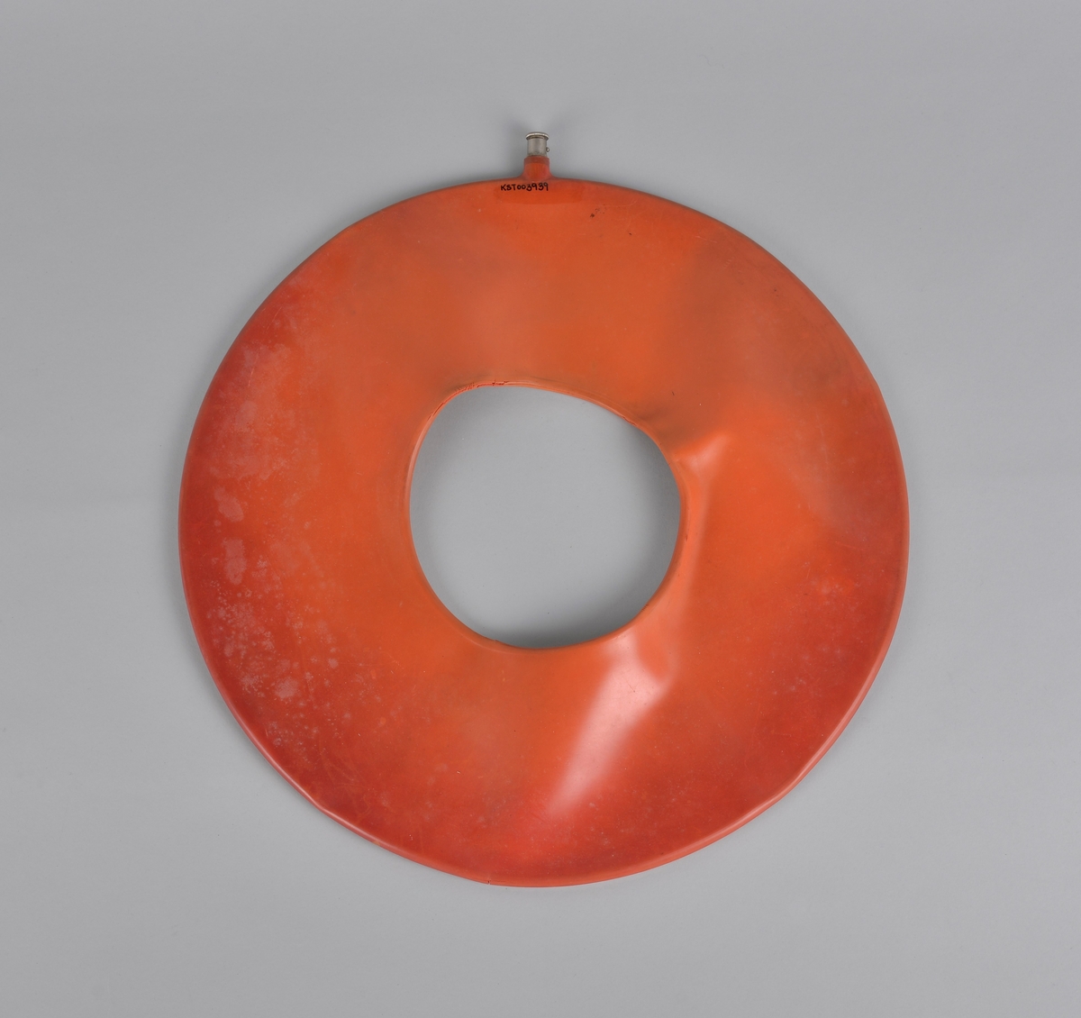Oppblåsbar gummipute, formet som en ring. Ventil for å fylle i luft.
Brukt på Hitra Helsehus. Antatt datering 1950-årene