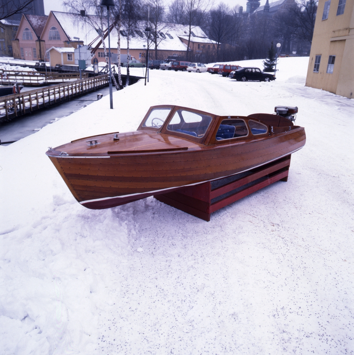 C. G. Pttersson is said to have been the first designer to create a camping boat. We will never be sure if that is true, but he was certainly one of many designers during the first half of the 20th century who designed small boats for outboard engines and with a wondscreen for protection at high speed. Camping boats were usuallt lapstrake built and constructed at most boatyards along the coast.

Camping trips became a popular activity as people got more days off. Camping boats were designed for day weekend trips in the archipelago with a tent, a spirit stove and tined food. The seats were often removable, and if the crew was not too numerous inflatable beds could be laid out on the flooring.

The boats were mass produced and sold complete with an engine at an affordable price.

The campingboat in the National Maritime Museum was sold by Elektrolux in Uppsala in 1958. It was added to the museum's collection in 1981. Just twenty years ago there were still many camping boats in active use, but due to their low resale value and flimsy build only a few boats remain today. 