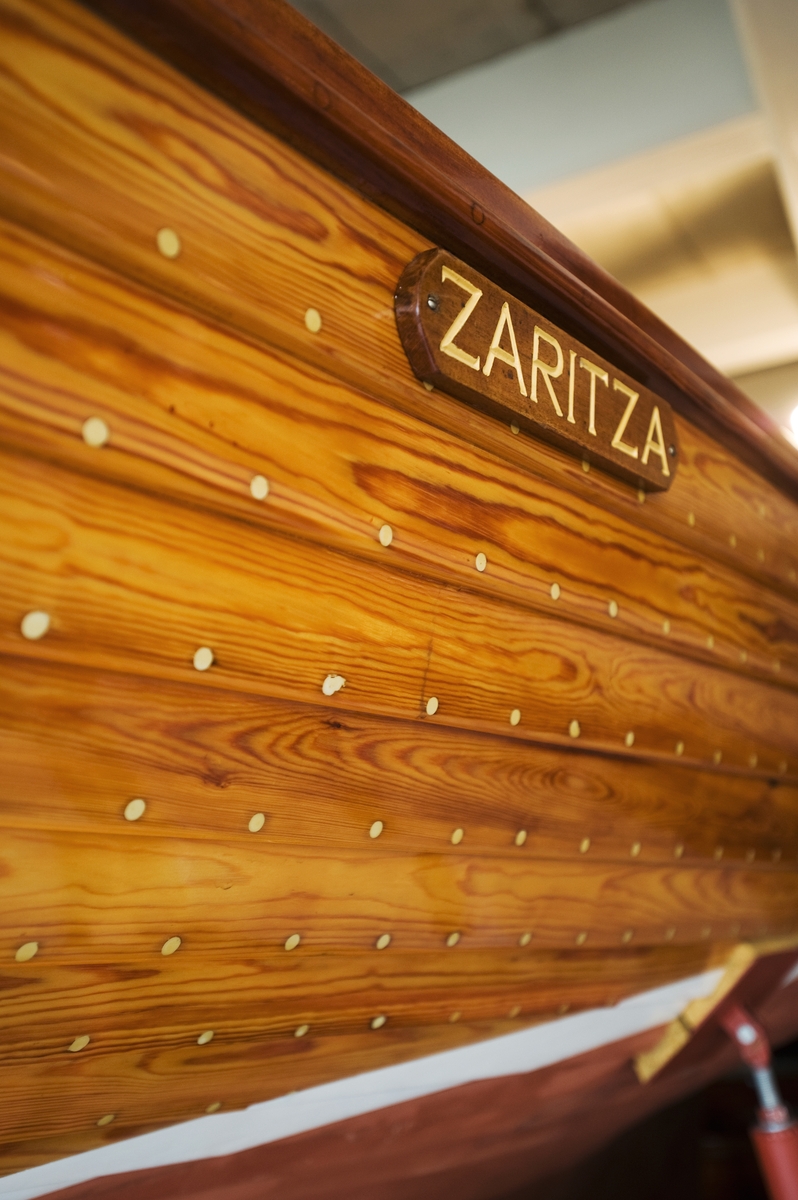 Folkbåt, ZARITZA, klinkbyggd i furu. Längd 7,63 meter. Bredd 2,22 meter.
Nr. 876