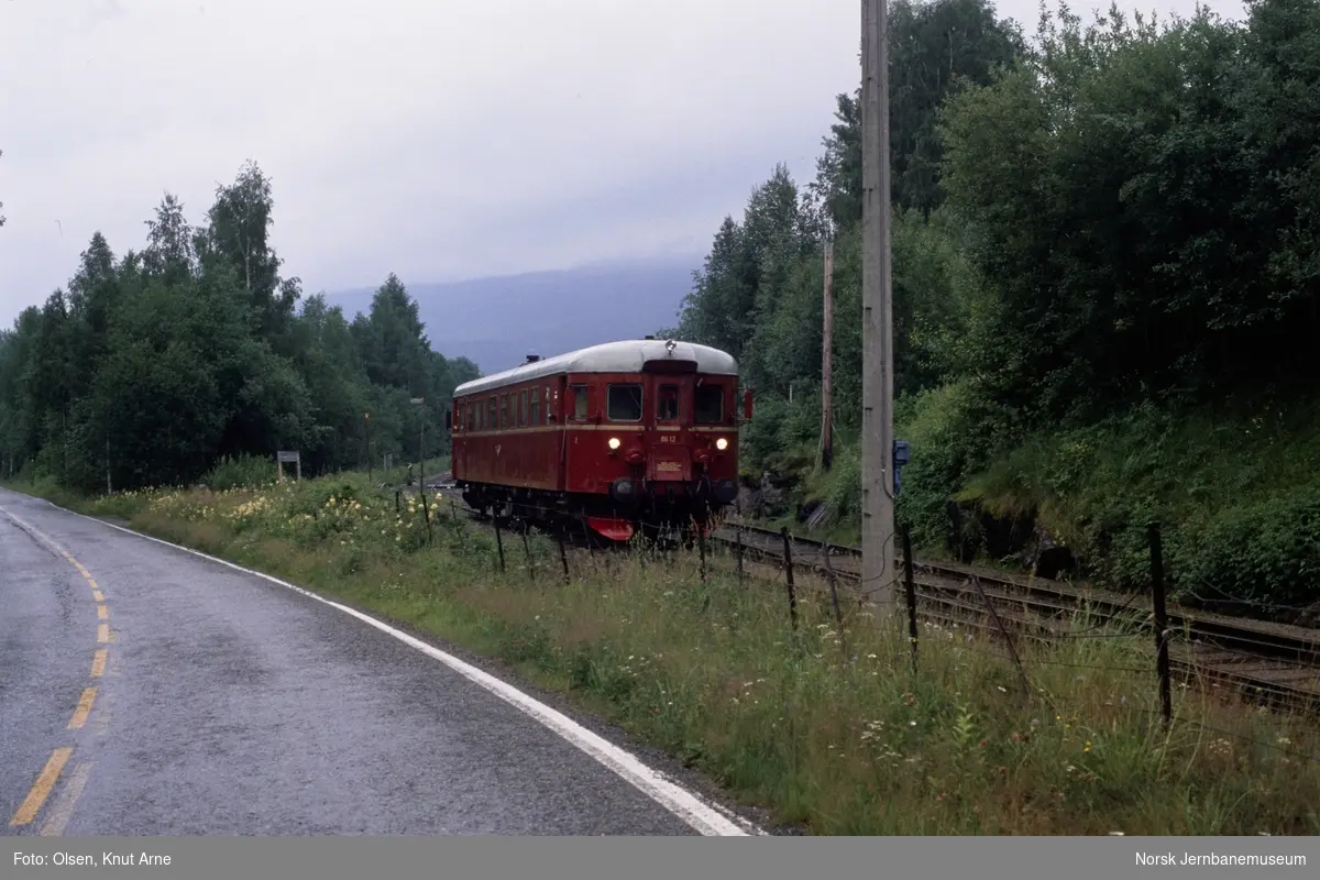Dieselmotorvogn BM 86 12 med persontog til Rødberg kjører ut fra Veggli stasjon
