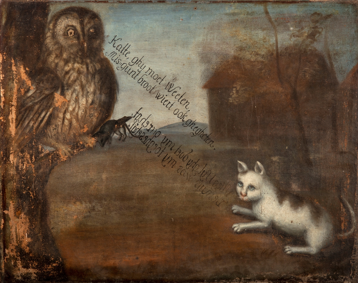 Maleri en ugle i et tre på venstre side, med innskripsjon diagonalt i motivet og en katt nede til høyre. Hus og horisont i bakgrunnen.