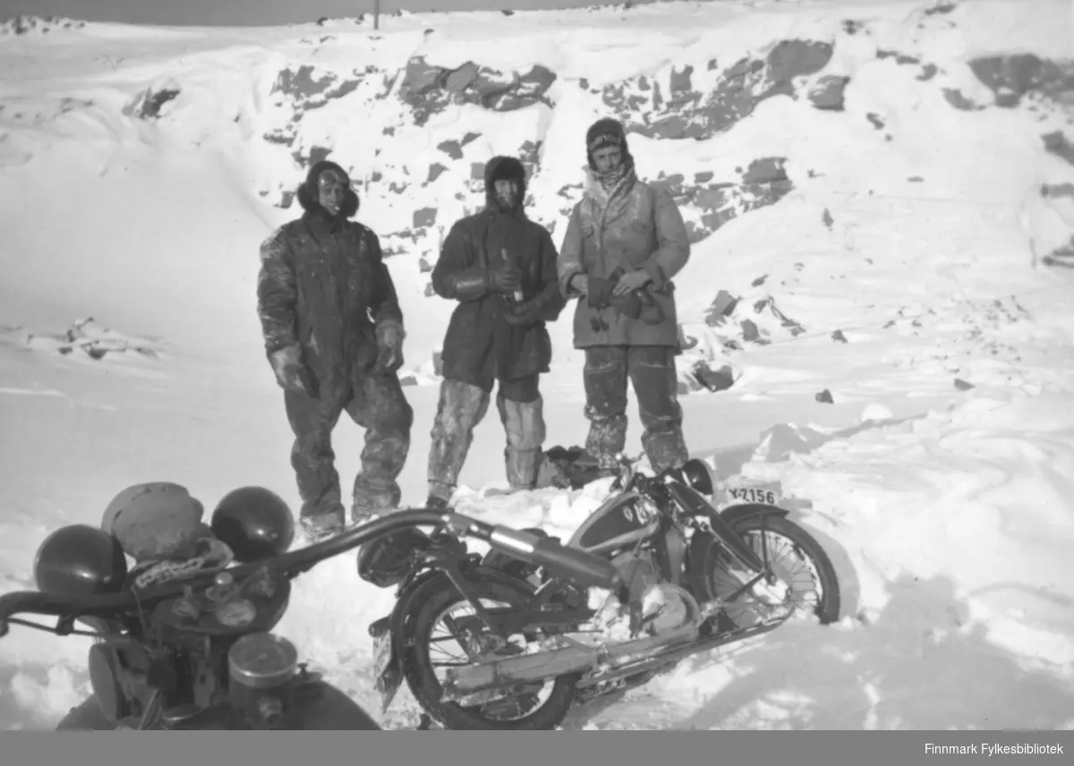 Motorsykkelen som ligger i sneen er en DKW, 1938 eller 1939 modell. Sykkelen vi ser nærmest er en 1929 Harley Davidson. Bildet er tatt tidligst i 1938. Ivar Sælø til høyre. En av de to mennene til venstre er den kjente motstandsmannen Karl Halvdan "Kalle" Rasmussen. Han døde i juni 1944.