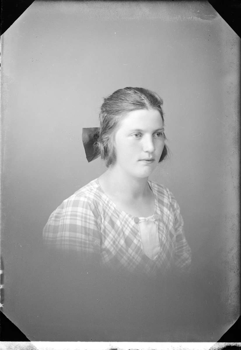 Ateljéporträtt - Greta Andersson från Norrskedika, Börstil socken, Uppland 1922