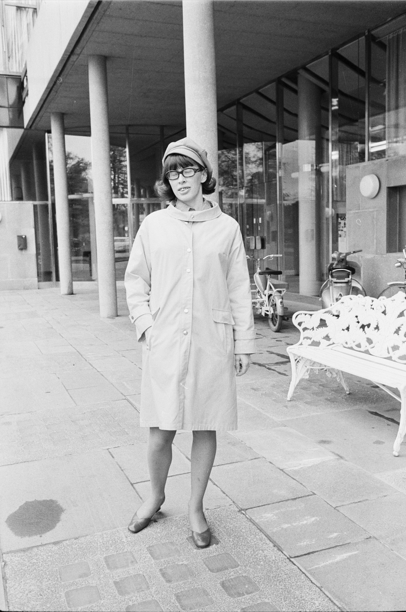 Birgitta Dahl utanför Uppsala stadshus juni 1969