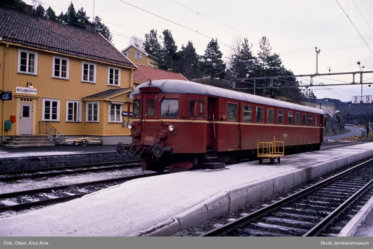 Dieselmotorvogn BM 86 13 med persontog fra Kragerø på Neslandsvatn stasjon