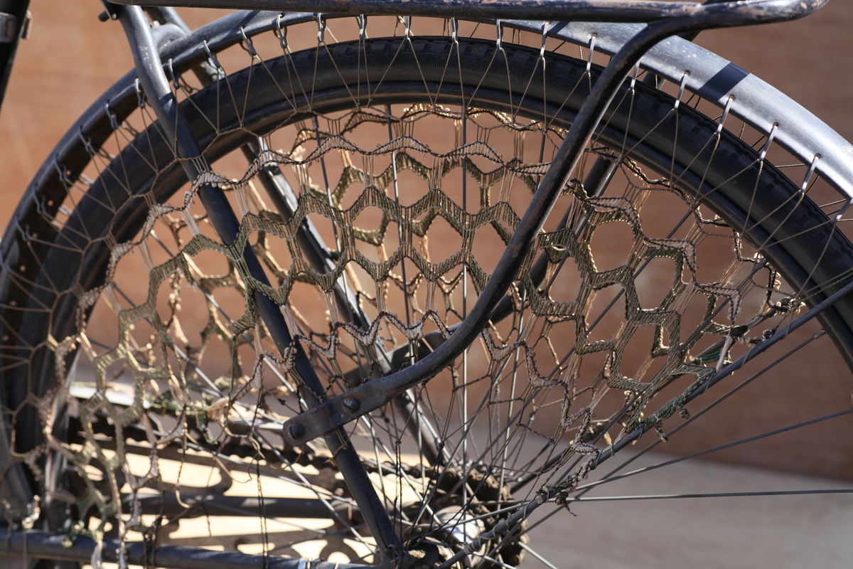 Sykkelen har dynamo, lykt, ringeklokke, klype for pumpe og nett på bakhjulet.