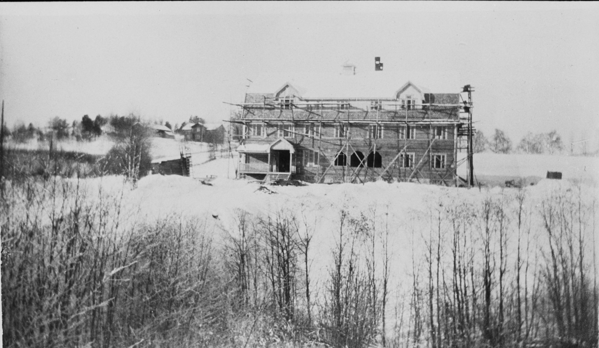 Sigdals første gamlehjem under oppføring, sannsynligvis omkring 1918-19. Bygningen huser i dag Folkemusikksenteret i Buskerud.