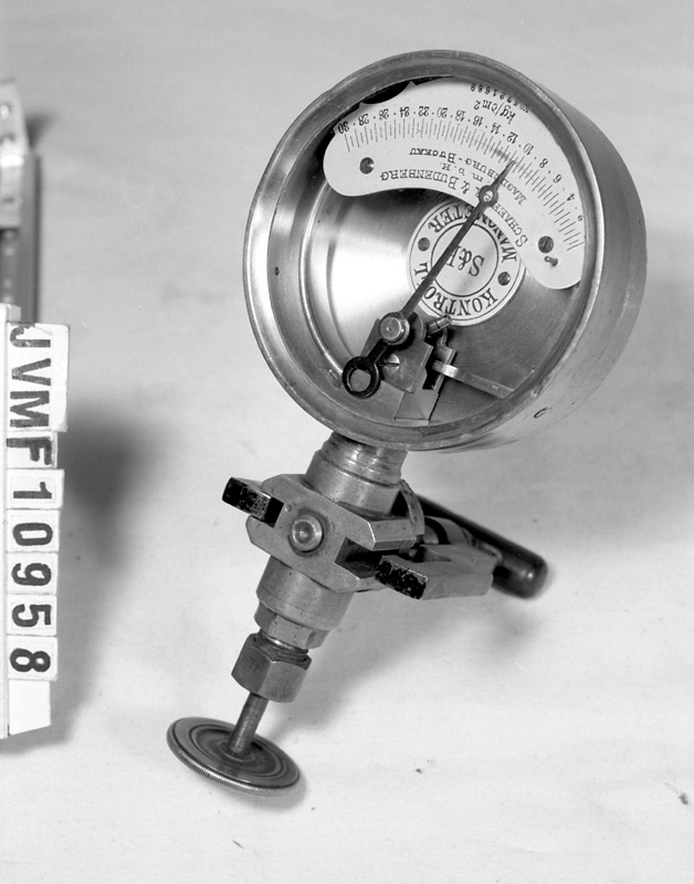 Kontrollmanometer av mässing i etui.

80 m/m nr. 572168