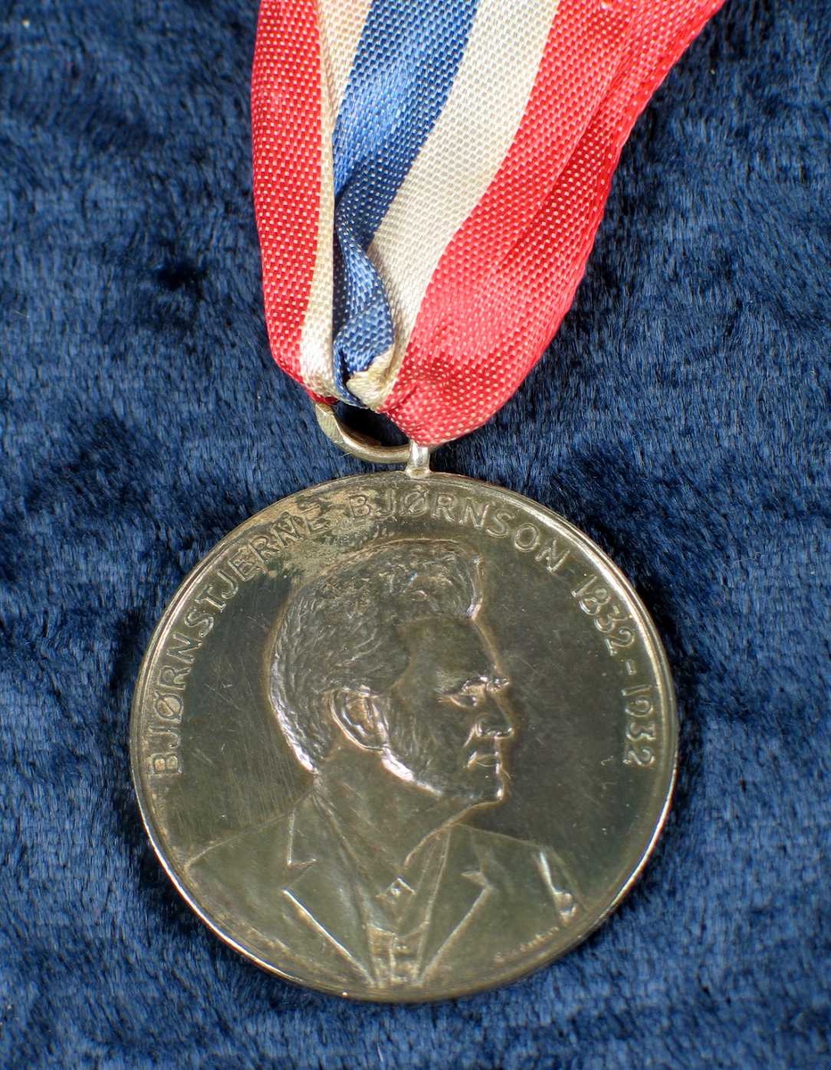 Minnemedalje med BB's portrett på den ene siden og et norsk landskap på den andre siden. Medaljen har et bånd i nasjonalfarger, hempe og nål. Den ligger i en rød eske trukket med fløyel. Innvendig hvit.