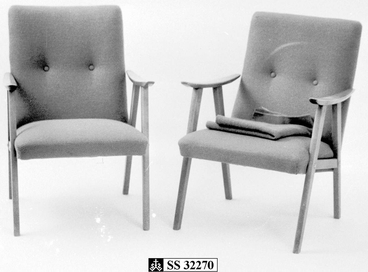 Stolene er i eik, stoppet sete og rygg i blått ullstoff. Setet har bølgeformede fjærer.