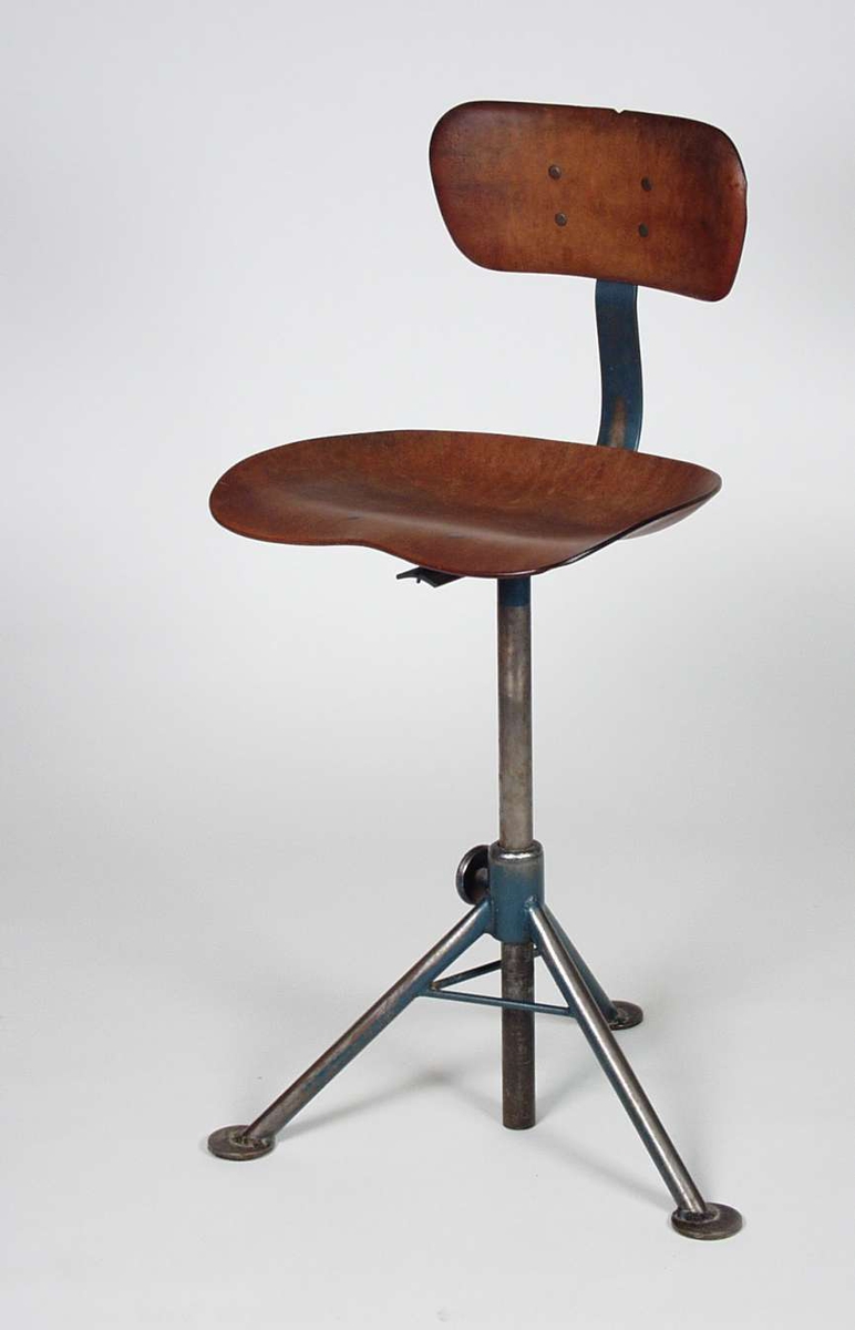 En stol med rygg og sete i tre. Ryggen og sete er formpresset. Stolen er regulbar og har tre ben.