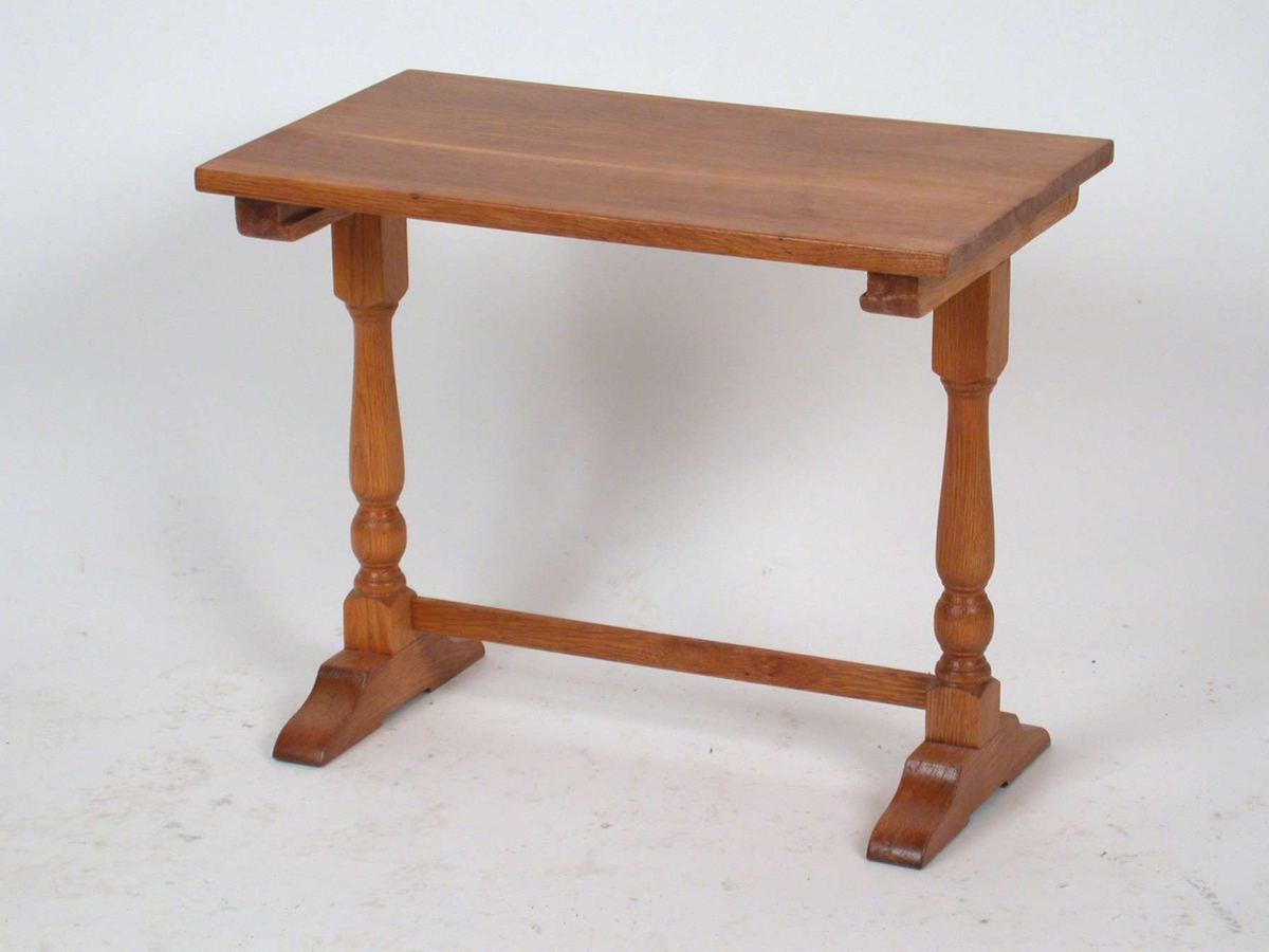 Settbord med dreide ben. Materialet er eik. Dette bordet er det største av tre bord.
