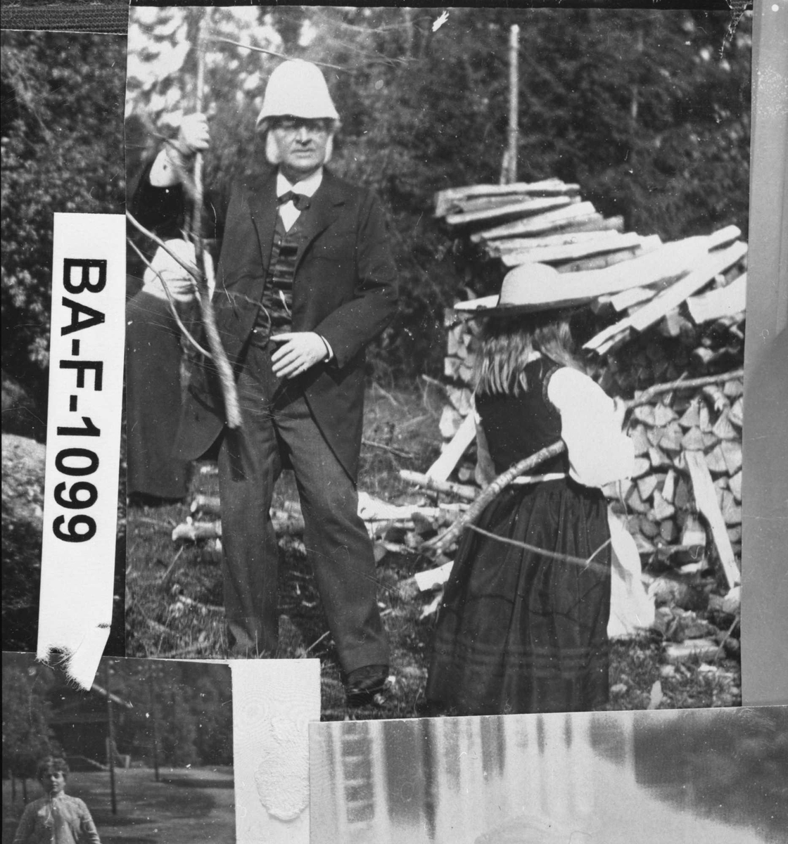 Diverse fotografi innrammet med eikeramme. Den er dekorert med metallriller.