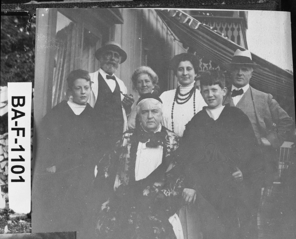 Diverse fotografi innrammet med eikeramme. Den er dekorert med metallriller.