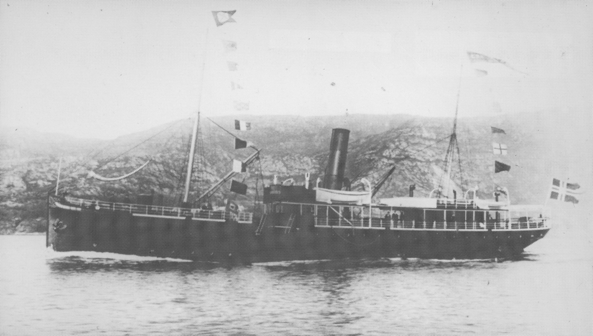 Dette er D/s "Kommandøren" som tilhørte Fylkesbaatane i Sogn og Fjordane og som ble levert selskapet i 1891 fra Akers Mek. Værksted. Skipet gikk mye i rutene mellom Bergen og Sogn.
