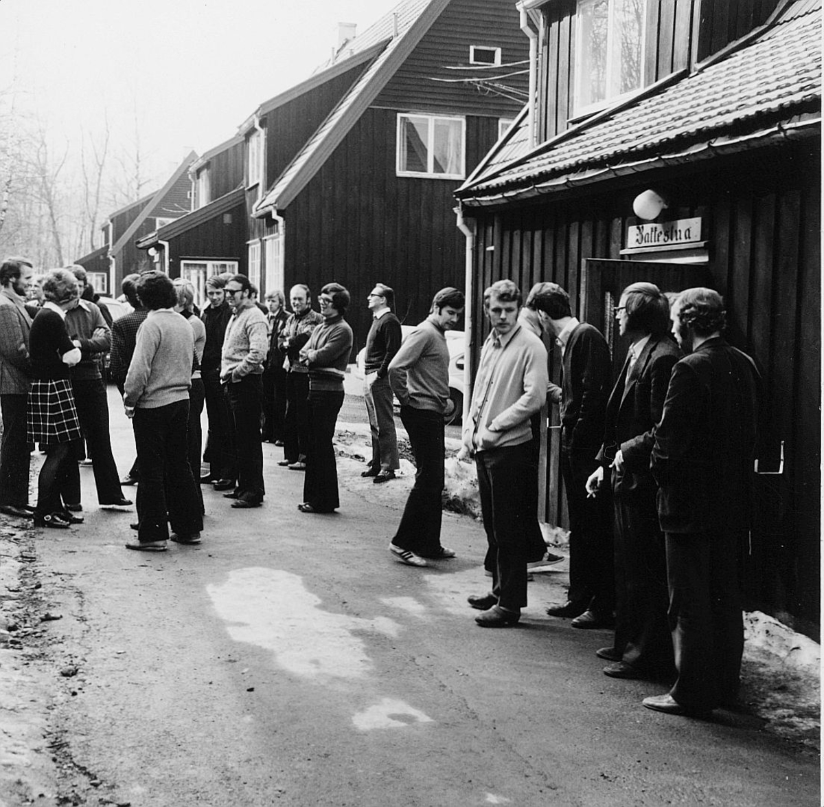 postskolen, Sjøstrand bad, april 1974, eksteriør, kaffestua, menn, damer