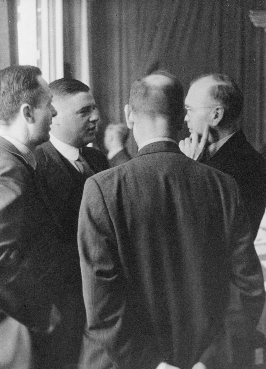 gruppebilde, møte, Wien, Europeisk Postforenings kongress 1942, fire menn i samtale