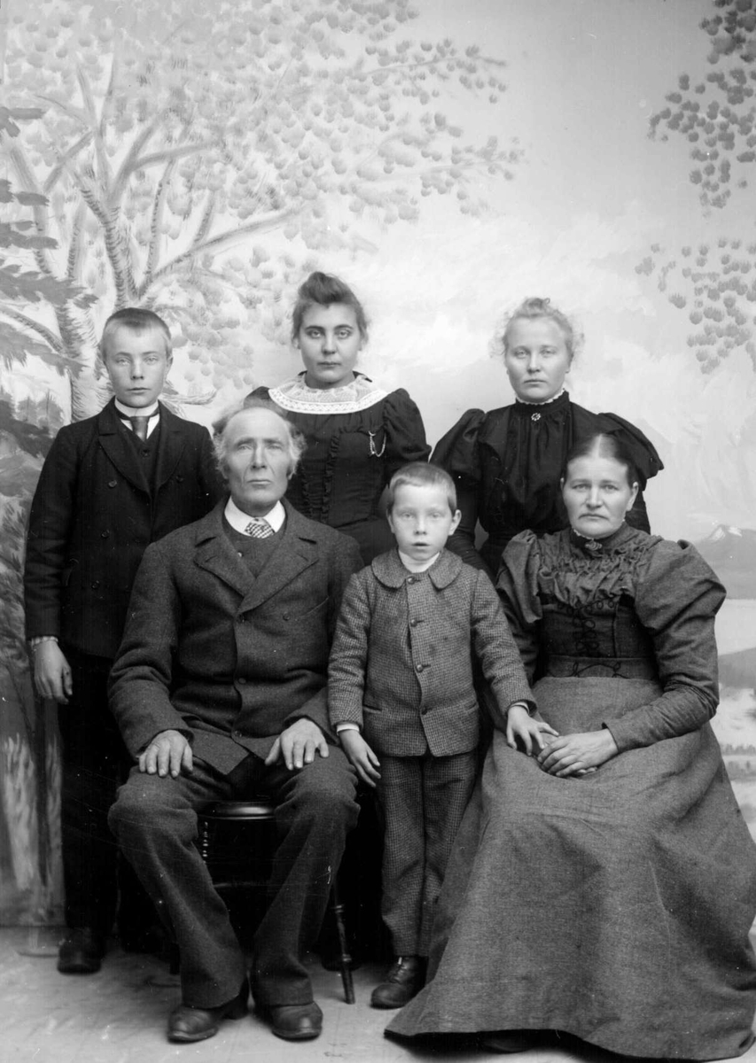 08.10.1899. Fredrik Skredderstuen m/familie. Gruppebilde, kvinne, mann, gutter, jenter.