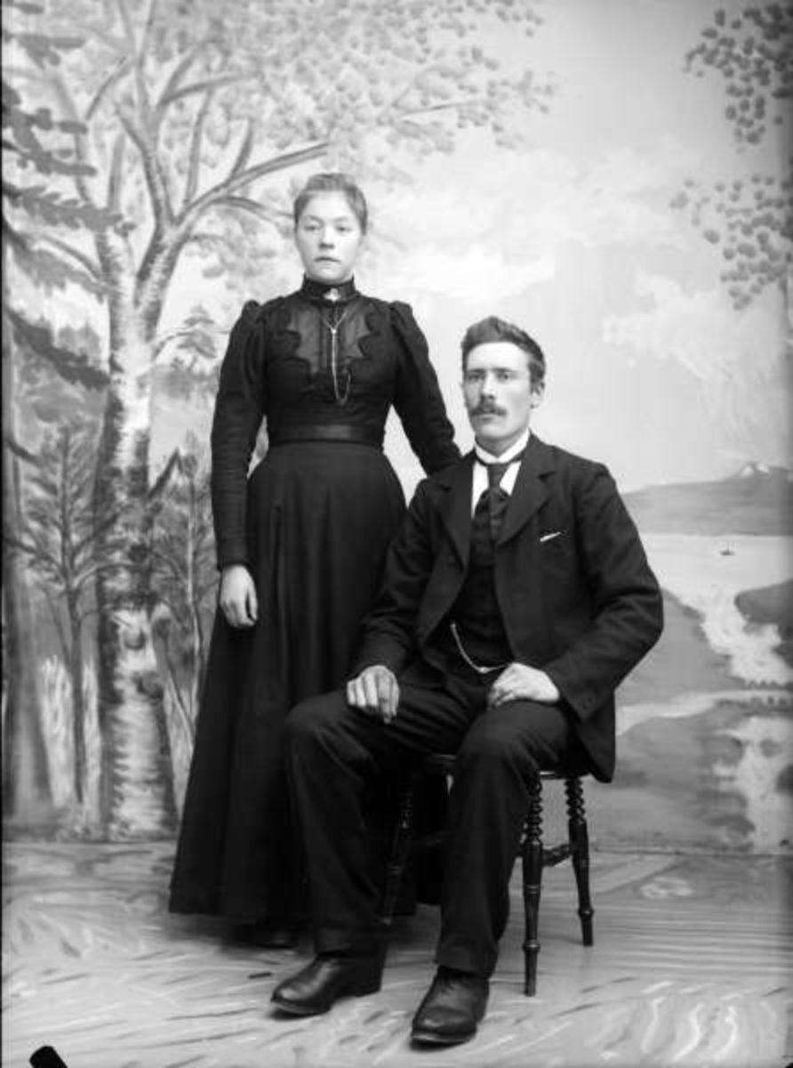 Pro: Iver Holmen med kone. 16.11.1900. Gruppebilde, ektepar. Rett navn er Hølmen og på fototidspunktet var de ennå ikke gift.