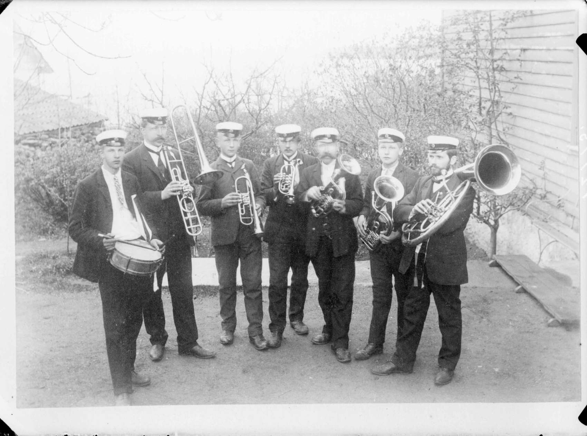 Kort.:24.11.1909. Nord-Fron, Kvam. Kopi av eldre foto. Hans Kjørums gruppe. Gruppebilde, menn med musikkinstrumenter, fem med blåseinstrumenter, en med trommer.