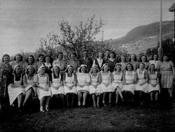 Forsamling jenter. Husmorskole?