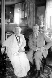 Gausdal. Aulestad. Karoline Bjørnson og kronprins Olav sitte