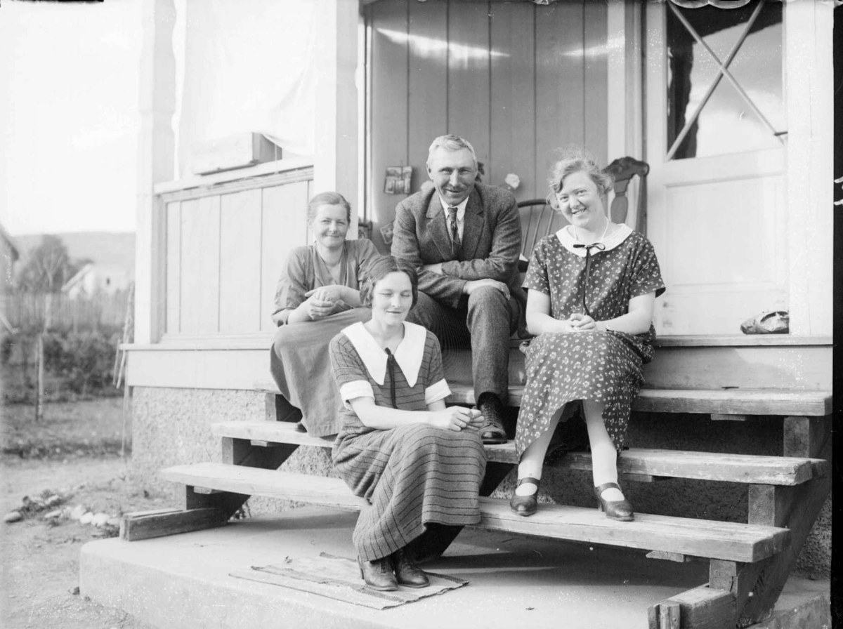 Tre kvinner og en mann på en verandatrapp.Erika Berge, Grimsruds og Agnes Skreden.
