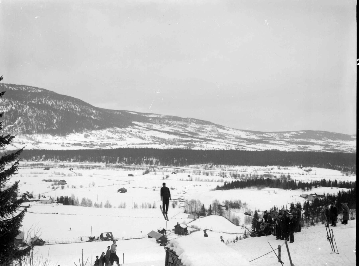 Vinterlandskap med skihopper i Husebakken, Jørstadmoen. Som bilde ss-mab-0175.