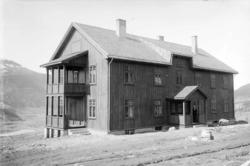 Hus med mann på trappen, gamlehjemmet Hemrom i Fåvang