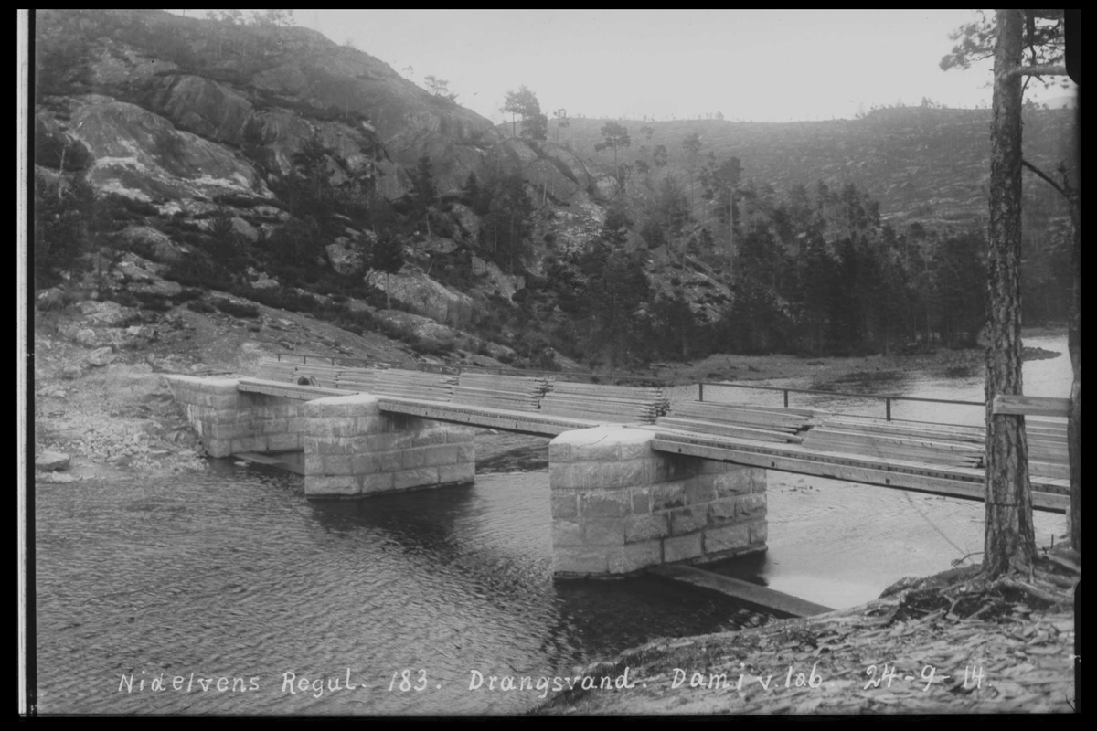 Arendal Fossekompani i begynnelsen av 1900-tallet
CD merket 0446, Bilde: 17
Sted: Drangsvann dam
Beskrivelse: Regulering 