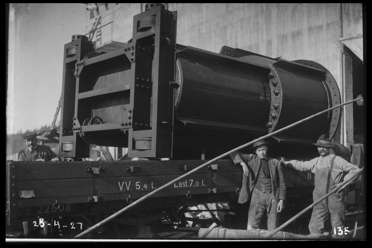 Arendal Fossekompani i begynnelsen av 1900-tallet
CD merket 0468, Bilde: 23
Sted: Flaten
Beskrivelse: Transformator på jernbanevogn