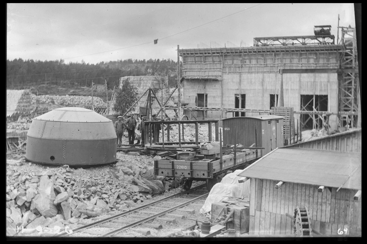 Arendal Fossekompani i begynnelsen av 1900-tallet
CD merket 0468, Bilde: 70
Sted: Flaten
Beskrivelse: Maskindeler og vogner foran kraftstasjonen