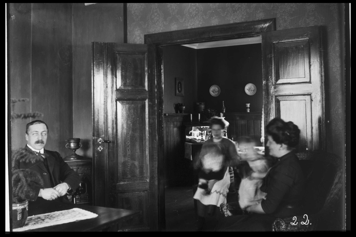 Arendal Fossekompani i begynnelsen av 1900-tallet
CD merket 0469, Bilde: 55
Sted: Bøylefoss
Beskrivelse: Interiør og familie i en av boligene
