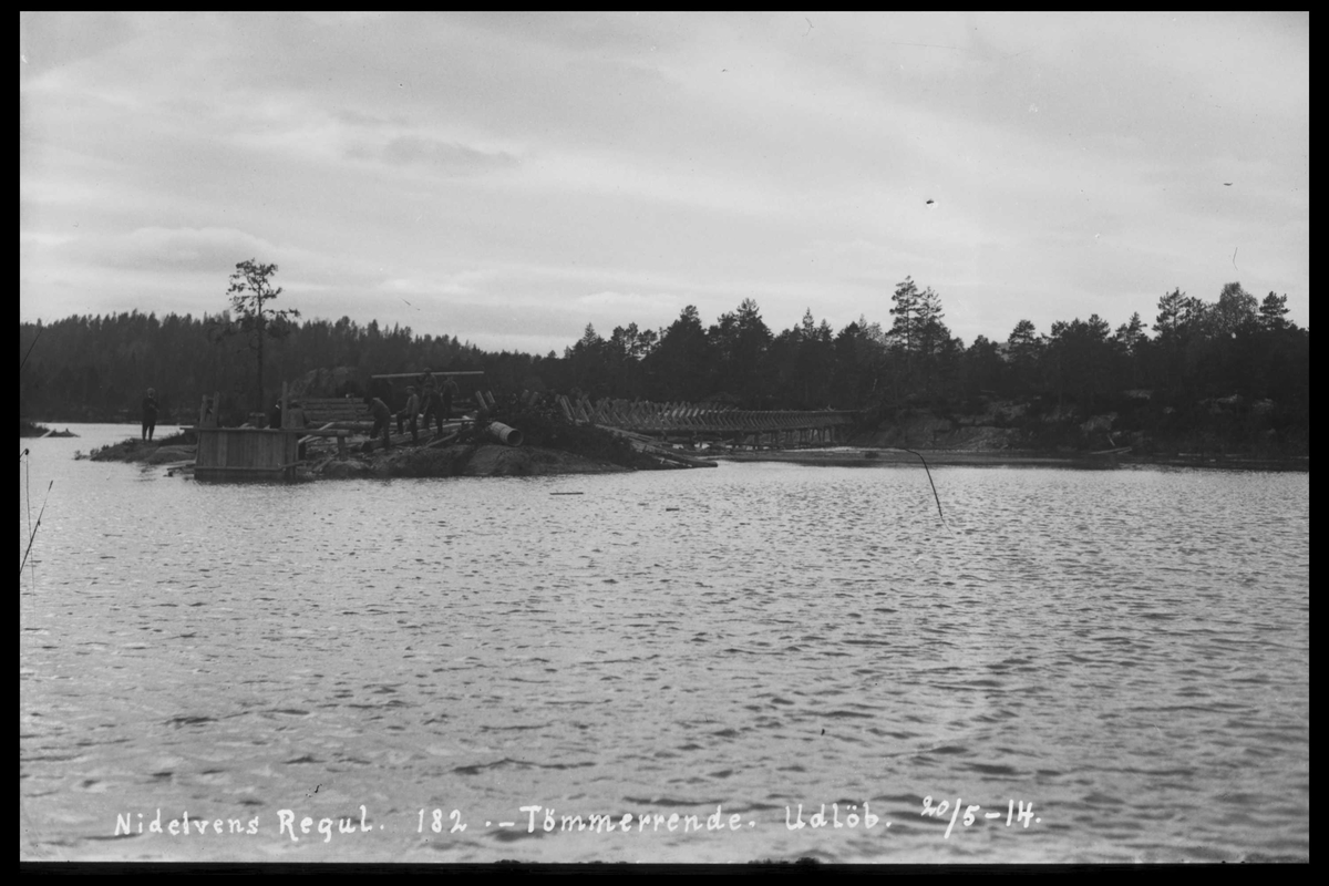 Arendal Fossekompani i begynnelsen av 1900-tallet
CD merket 0474, Bilde: 29
Sted: ?
Beskrivelse: Tømmerrenne utløp
