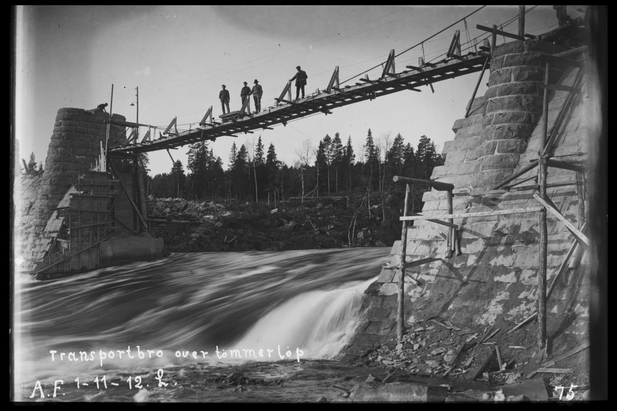 Arendal Fossekompani i begynnelsen av 1900-tallet
CD merket 0565, Bilde: 22
Sted: Haugsjå
Beskrivelse: Transportbro over midlertidig løp for tømmer
