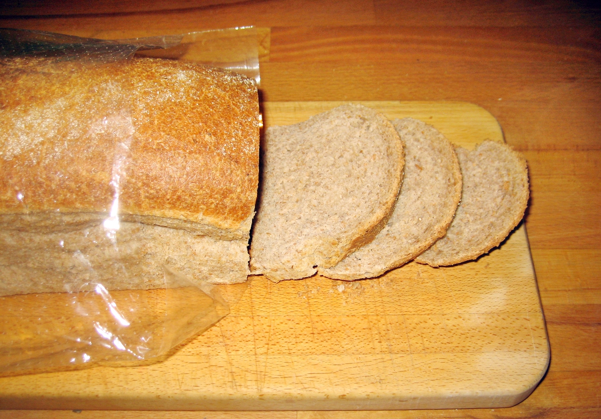 På klistermerket på brødposen er det i et hjørne et motiv med rundstykker med pålegg.