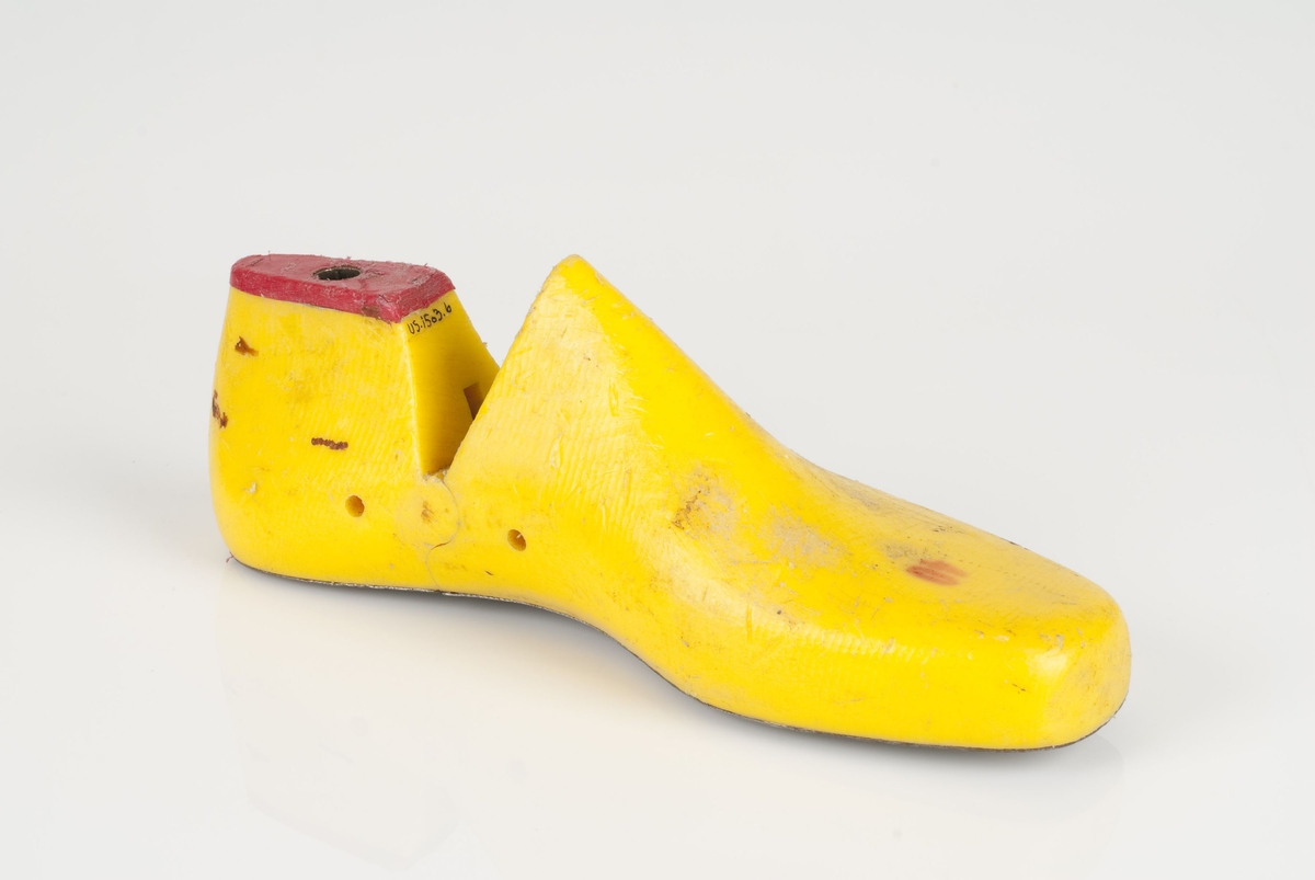 En plastmodell (lest) i fargen gul.
Venstrefot i skostørrelse 40.
Såle i metall.
