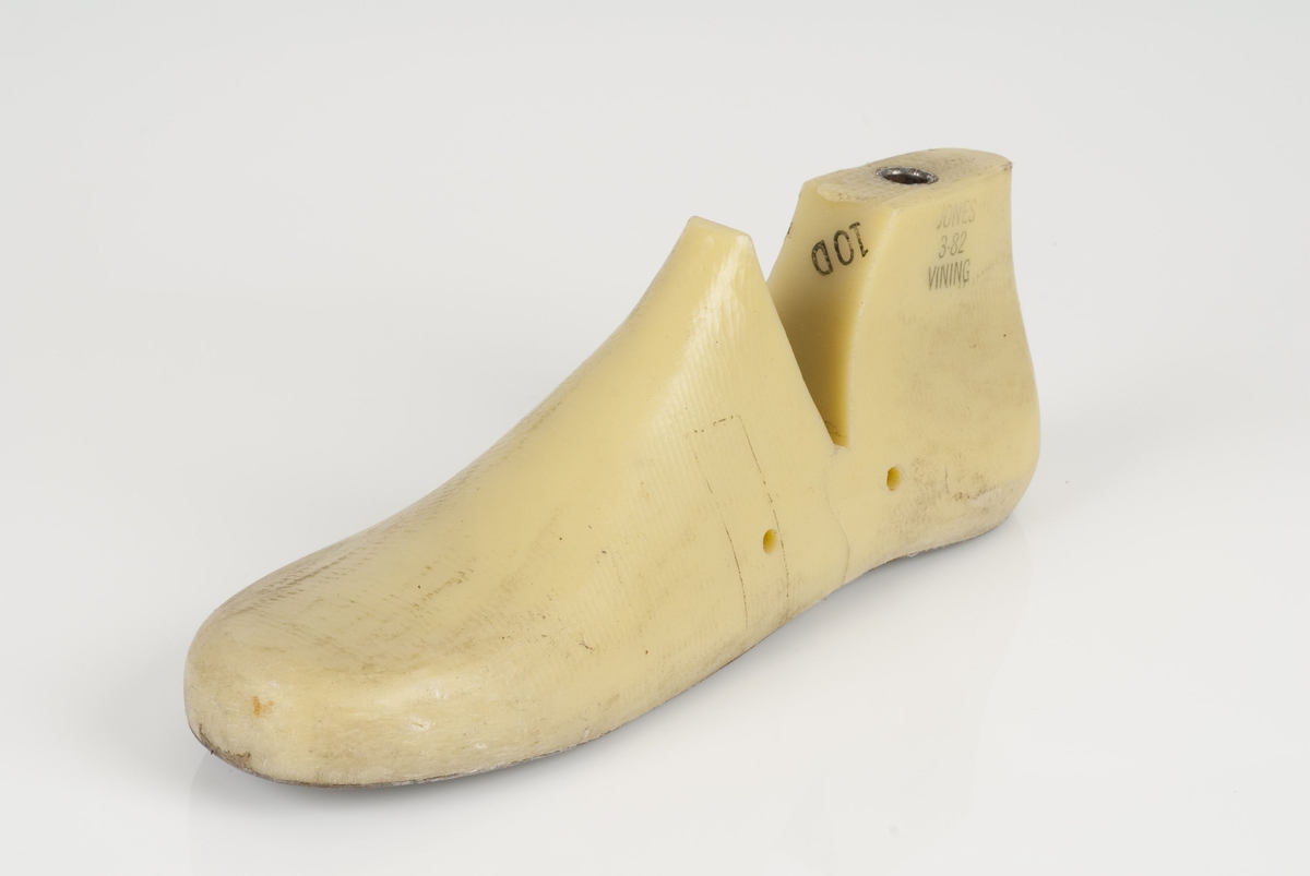 En plastmodell (lest).
Høyrefot i skostørrelse 43-44, og 9 cm i vidde.
Såle i metall med stempel "Brukes ikke"
