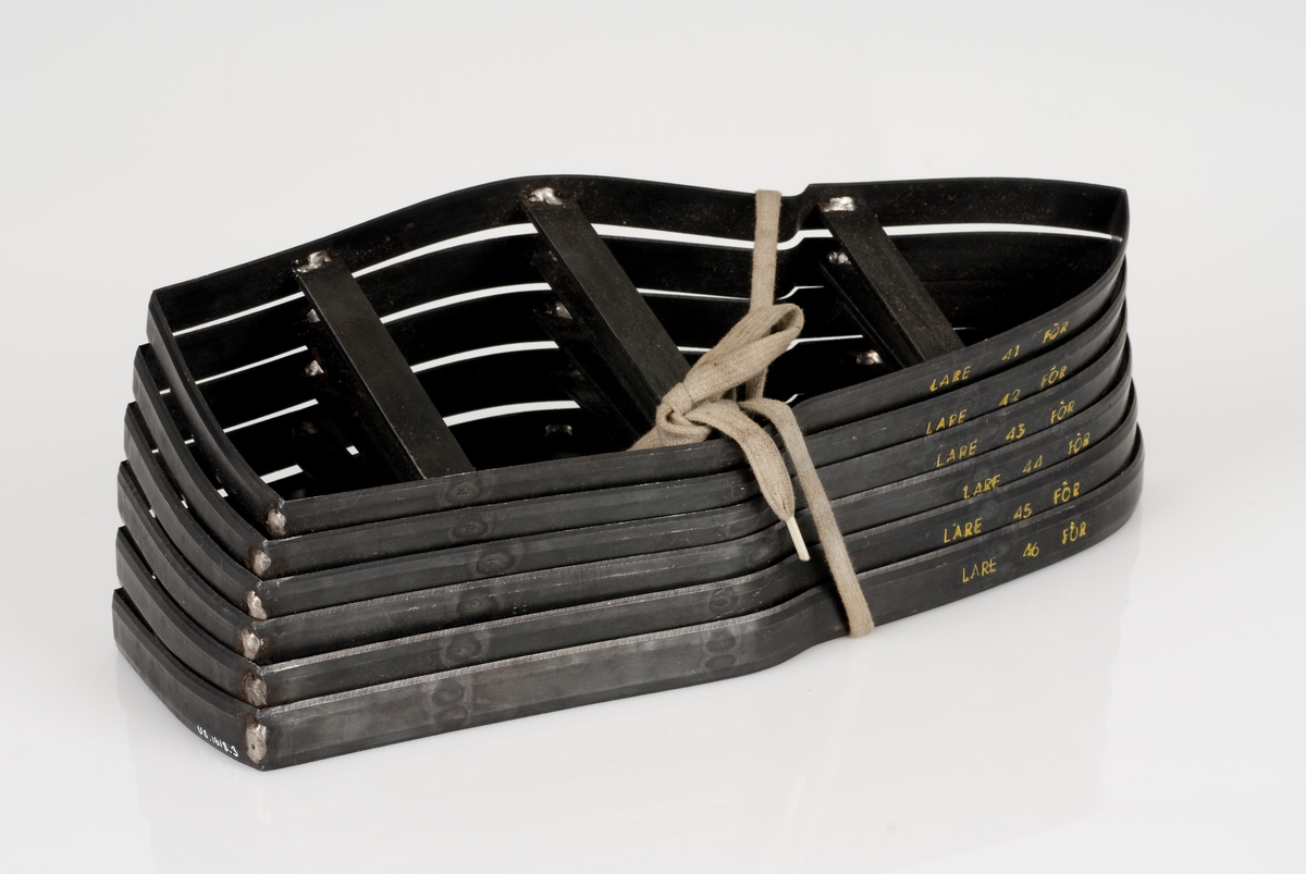 Stansekniver av stål.
6 stansekniver bundet sammen med skolisse.
Stanseknivene brukes til modeller for forskjellige skostørrelser.
De forskjellige størrelsene er 41, 42, 43, 44, 45 og 46.