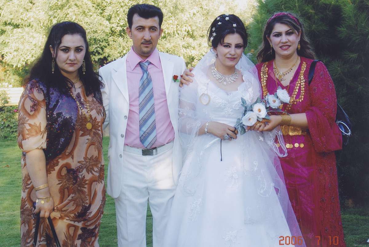 Kurdisk bryllup, 7. oktober 2006, Brudepar med brudens kusiner i irakisk-kurdisk festtøy. 