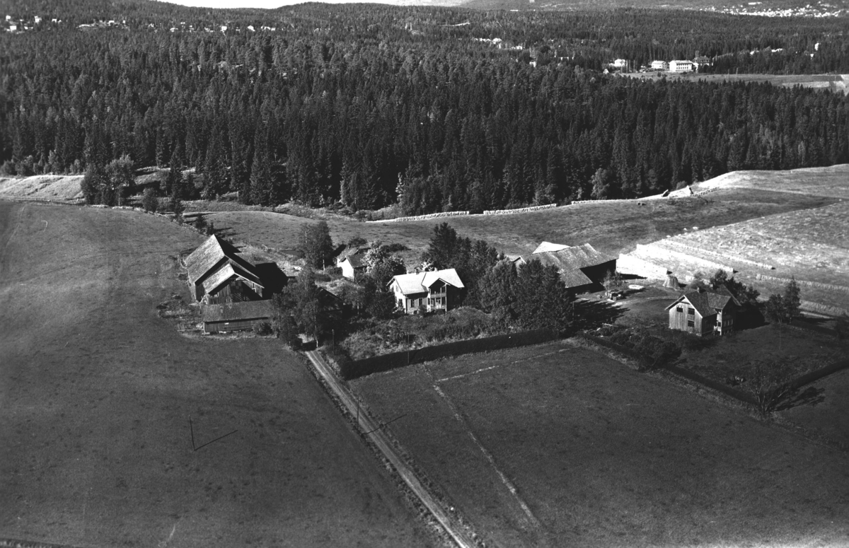 Flyfoto av Nordli søndre gård(t.v.)og Nordli nordre gård(t.h.).