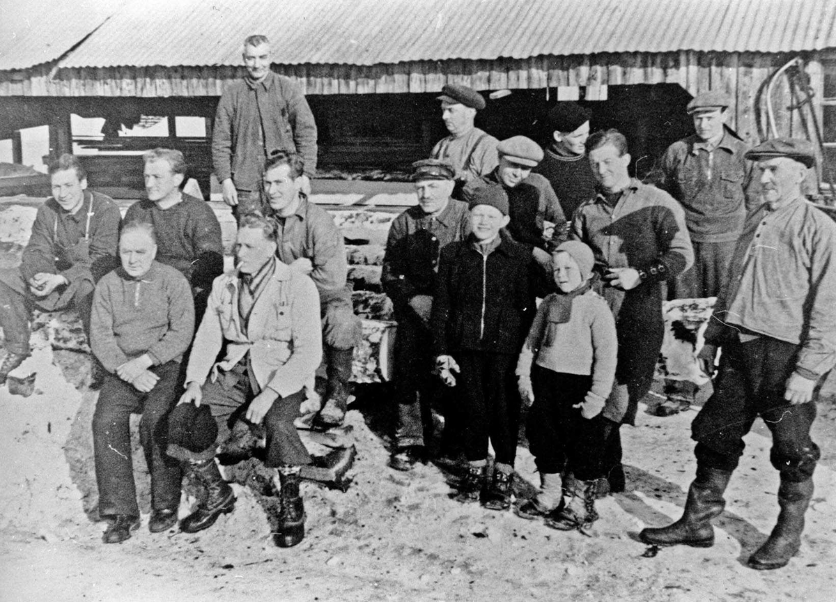 Mannskap på Jonas Hauger sag. Til venstre i bildet Edmund Waldemar Solberg f. 1921.