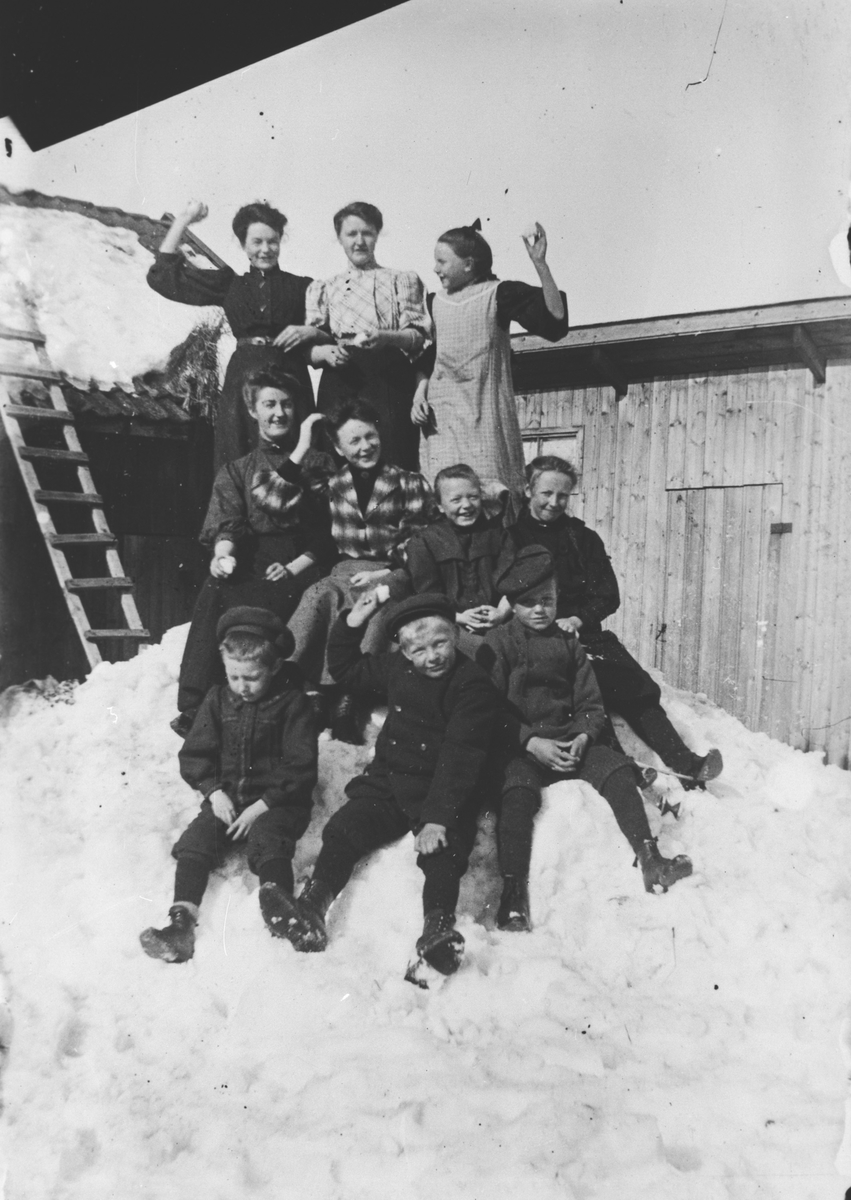 Gamleskolen i Sagdalen Gårdsplassen. Elever (og lærere?) samlet på en snøhaug som når nesten til taket.