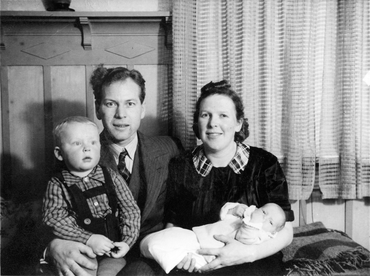 Fam. Bingen 1945. To voksne med baby og liten gutt.
