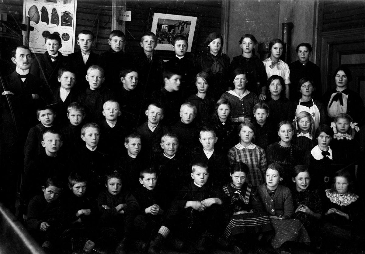 Elever ved Mogreina Skole i 1915.