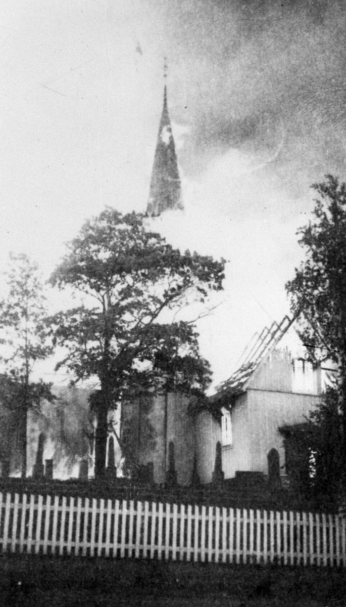 Ullensaker kirke brenner, juni 1952.