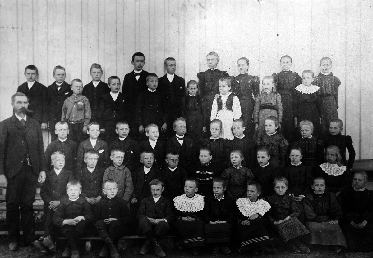 Lærer og elever ved Sundby skole ca 1898.