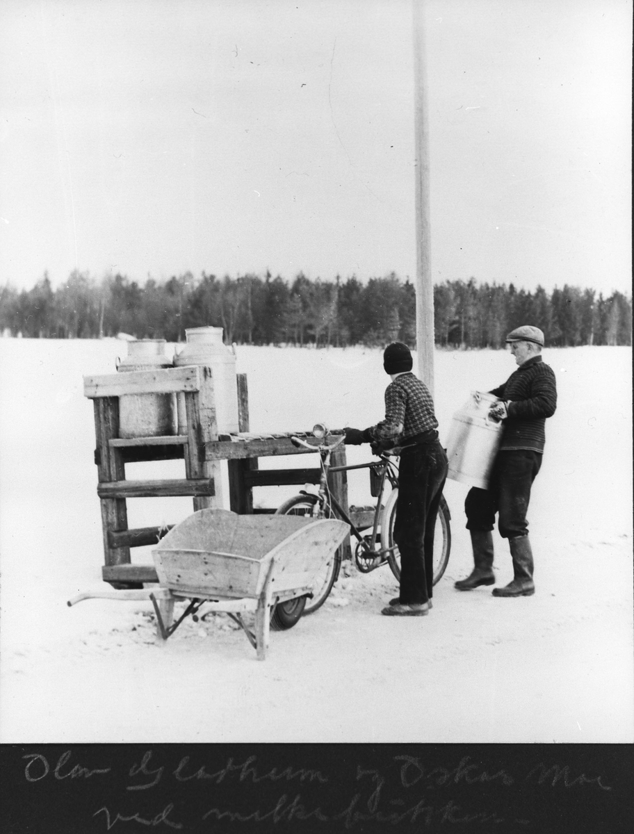 Olav Gladheim og Oskar Moe ved melkebukken, en sykler og en leverer melkespann med trillebår