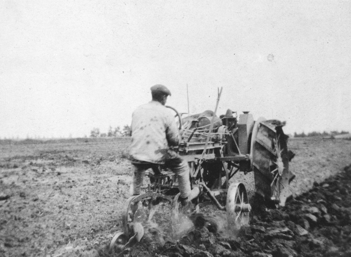 Jernhesten på Hvam, Gunnar Teie pløyer med traktor